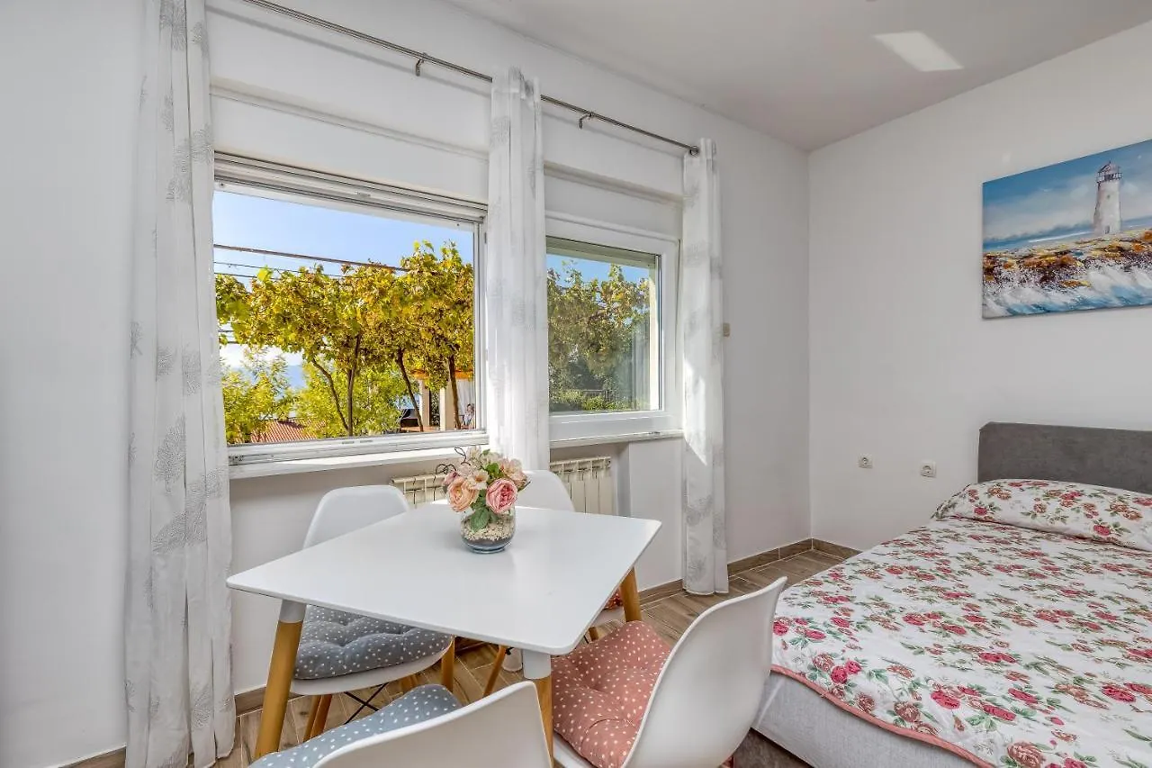 Pool Apartment Happy Sound - Happy Rentals Rijeka 0*,  Croatia